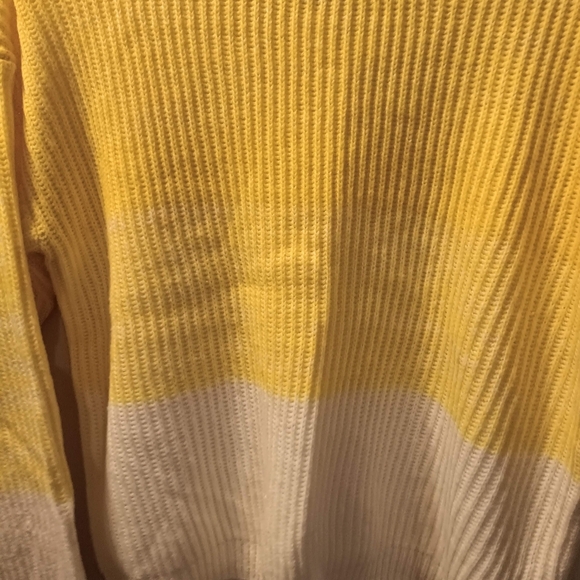 🤠ALYA Sweater Size Small - Picture 3 of 4